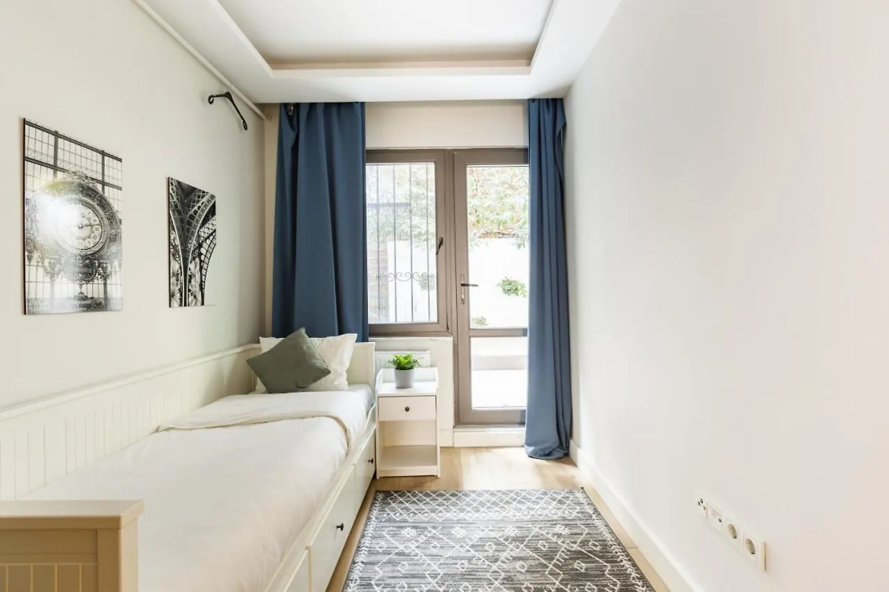 Chic, Cozy Apartment With Garden In Besiktas Istanbul