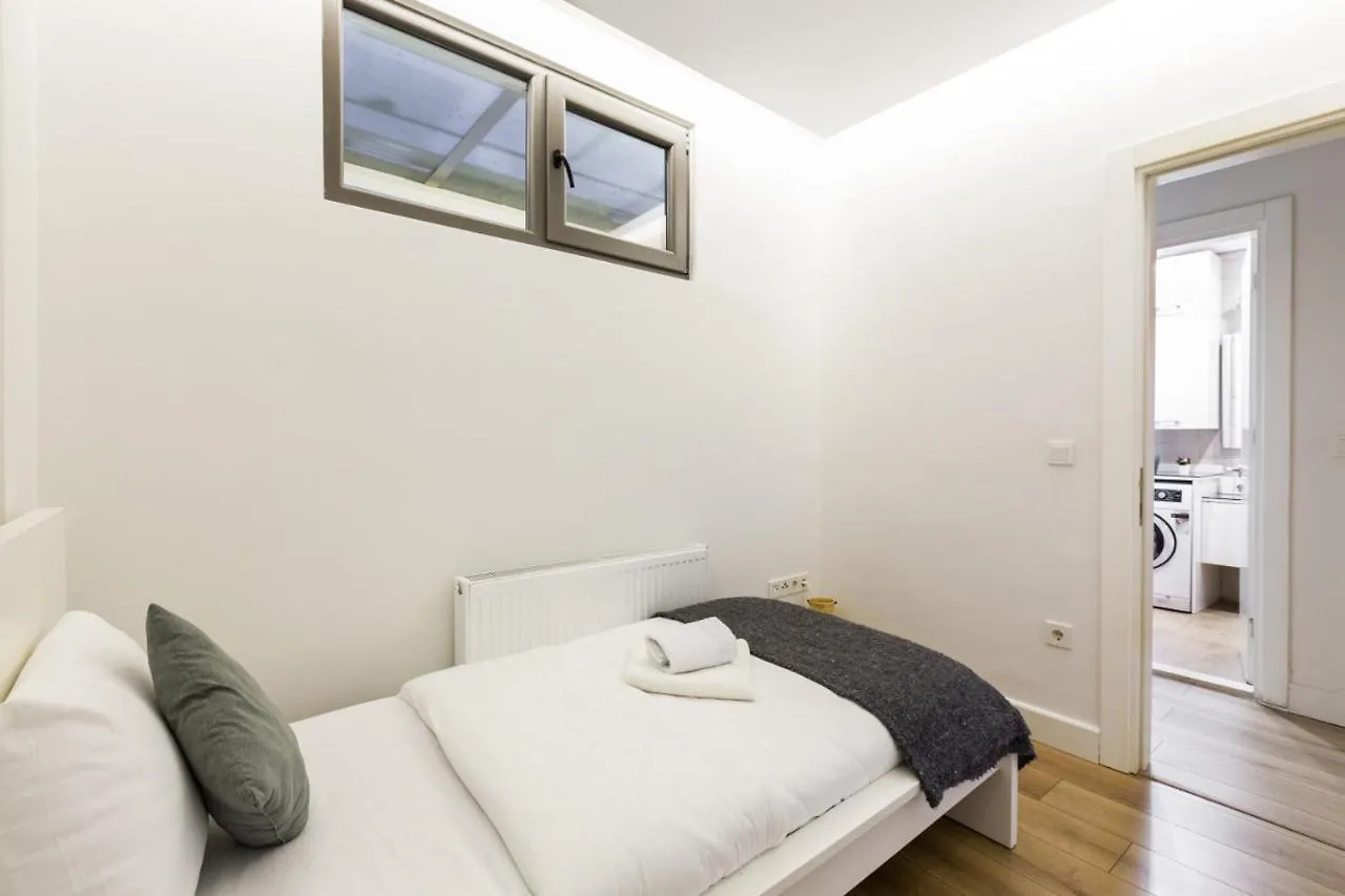 Chic, Cozy Apartment With Garden In Besiktas Istanbul